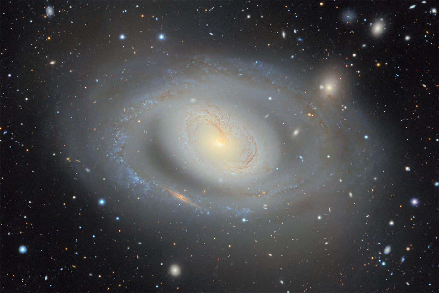 Спіральна галактика Messier 96 у новій карті DESI Legacy Imaging Surveys