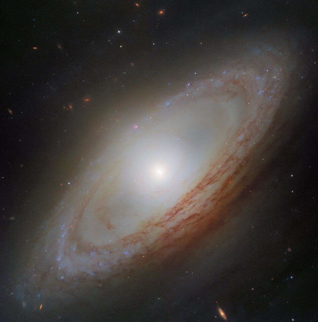 NGC 4698: пиловий диск і яскравий центральний балдж