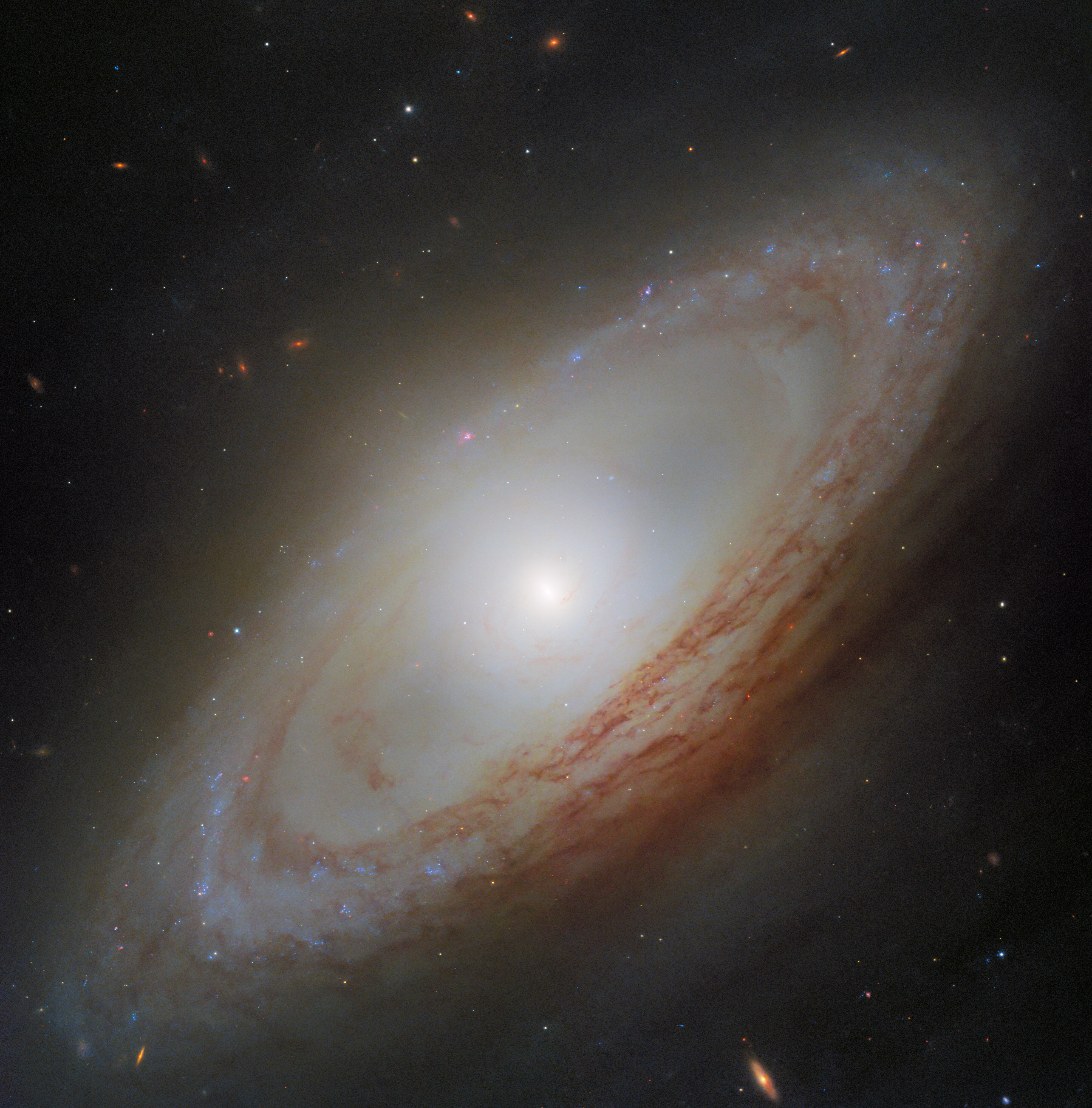 Галактика NGC 4698, сфотографована Hubble